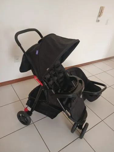 Carrinho de bebê mais o bebê conforto