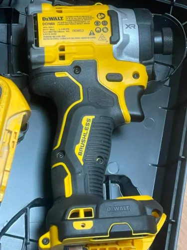 Parafusadeira Dewalt DCF860 ORIGINAL Completa com Bateria e Carregador Rápido