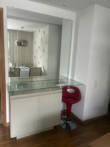 Aparador/buffet bege 2 portas com tampo de vidro em ótimo estado