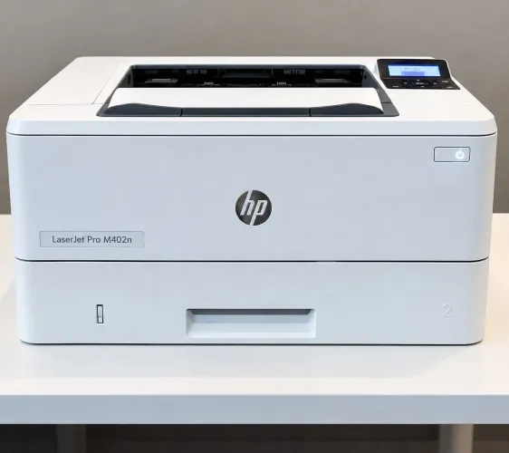 Impressora laser HP M402 passando papel