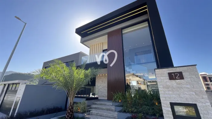 Casa moderna e mobiliada com 3 suítes, subsolo e lazer completo - Recreio dos Bandeirantes
