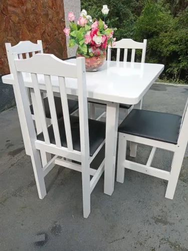 Mesa com 4 cadeiras