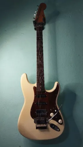 Relíquia guitarra Squier dos anos noventa, com configuração Floud crafted in Korea 