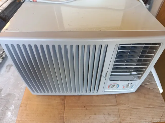 Ar Condicionado Eletrolux 7,5 quente e frio ( Capacitor ou Compressor Precisa Consertar ) 
