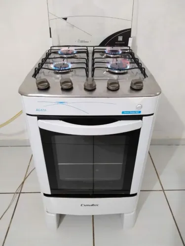 Vendo fogão " ESMALTEC ÁGATA " AUTOMÁTICO " O FORNO ESTÁ NOVO " .