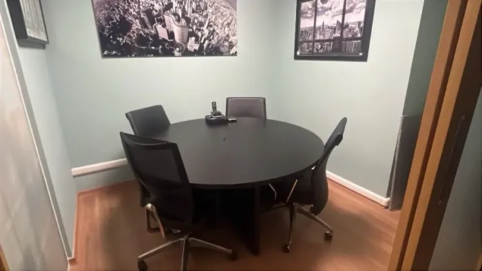 MESA - SALA DE REUNIÕES VIP COM 4 POLTRONAS GIRATÓRIAS PRETA LINDA!