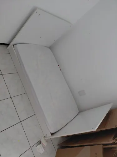 Cama infantil, tipo berço, já com o colchão incluso.