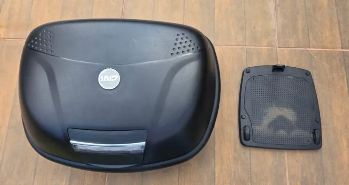 Baú GIVI 46 Litros Monokey Fumê, com Base GIVI E250.