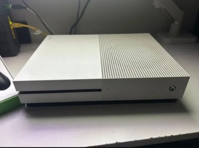 Xbox One S Que Liga e Desliga e Controle na Caixa Usado Duas Vezes