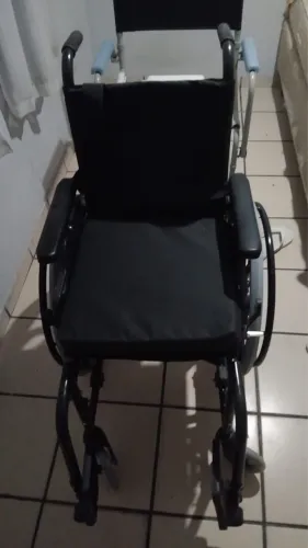 Cadeira de rodas e cadeira de banho usadas e em perfeito estado 