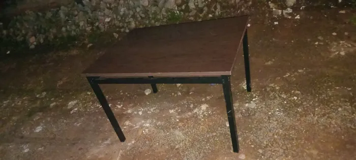 Mesa de madeira  com cadeiras ferro assento plástico 090x130.
