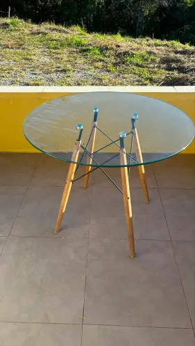 Mesa Eiffel com tampo de vidro