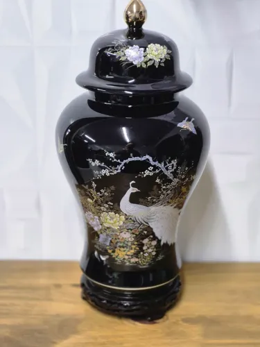 Lindo potiche japonês em porcelana