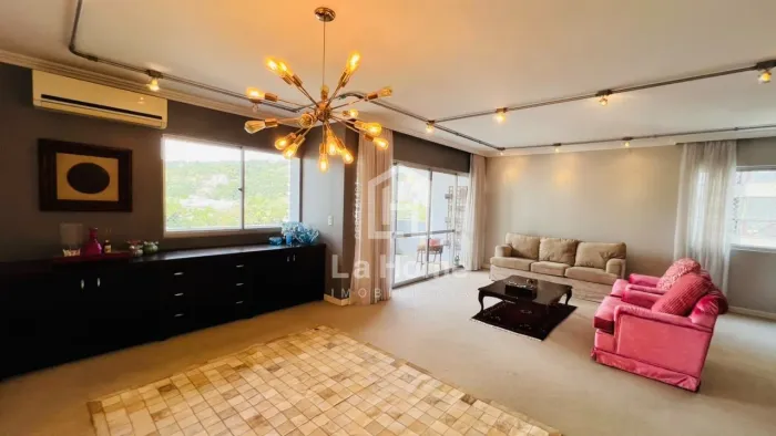 Apartamento com 03 dormitórios, 01 suíte, 02 vagas de garagem e com área priv. de 236,00m²