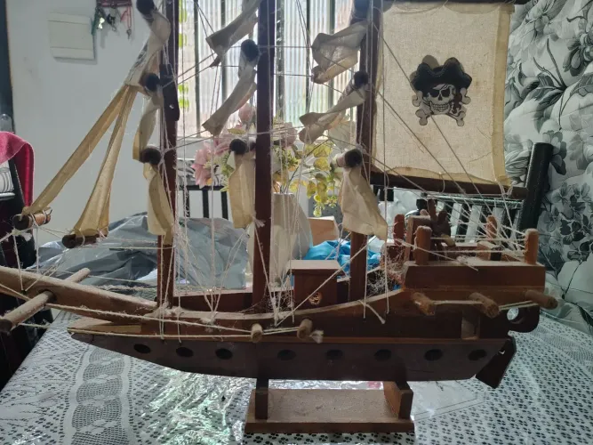 LUMINÁRIA RÚSTICA E NAVIO DE MADEIRA