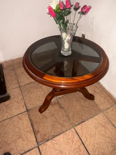 1. Mesa de Canto Redonda em Madeira com Tampo de Vidro - Clássica