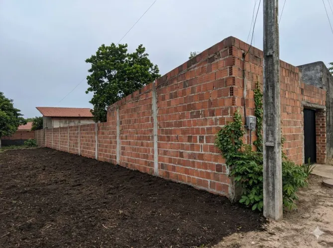 Terreno com construção inacabada.