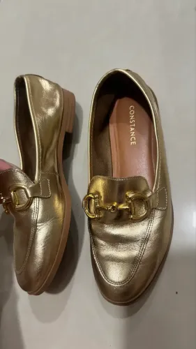 mocassim feminino dourado da marca Constance