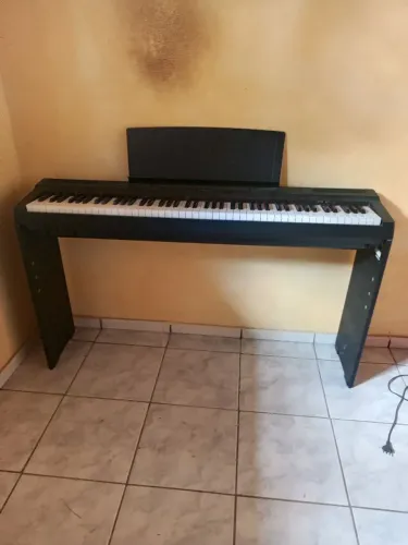 PIANO YAMAHA P125 COM DEFEITO