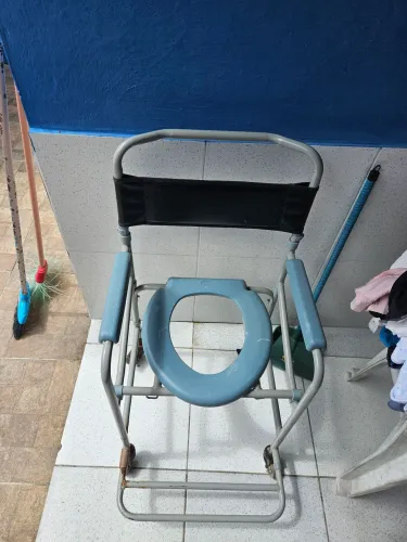 Cadeira de banho higiênica Della Med
