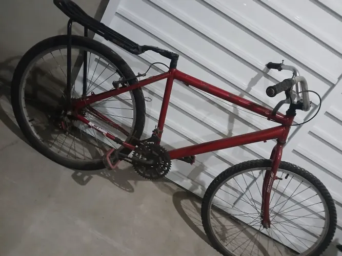 Bicicleta aro 26 com bagageiro.