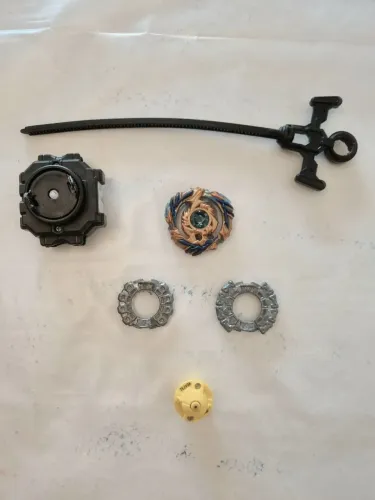 Beyblade fafinyr com uma base a mais e um lançador pro