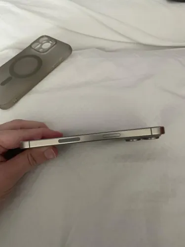 iPhone 15 pro max 512gb, cor titânio natural com carregador Apple por indução.