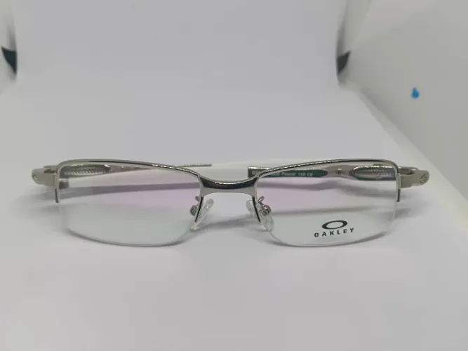 Óculos Oakley Metal Premium - Armação Prata Elegante e Moderna