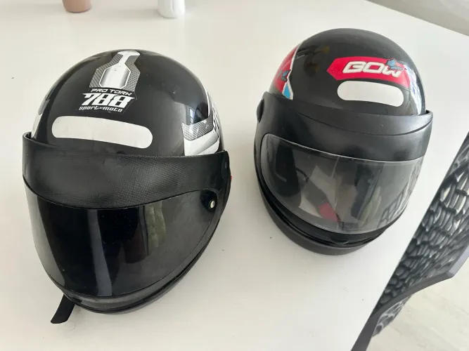 2 capacetes- feminino e masculino