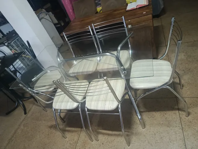 Linda mesa de inox , com tampo de vidro e 6 cadeiras em perfeito estado