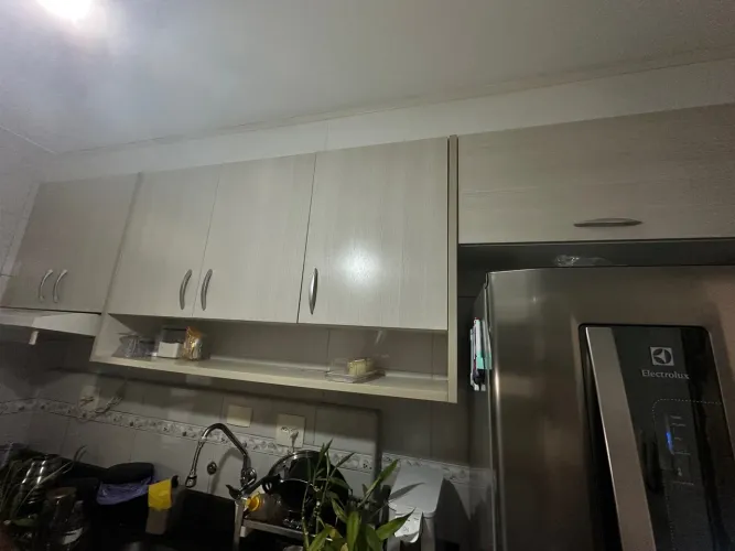 Armário de cozinha amadeirado excele estado de conservação
