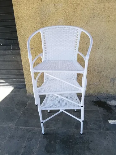 Cadeira artesanal em fibra sintética branca