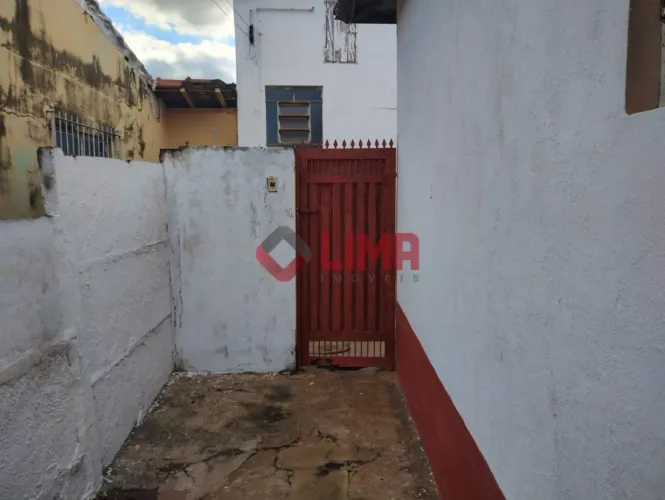 CASA COM QUINTAL NO BAIRRO BELA VISTA - BAURU / SP