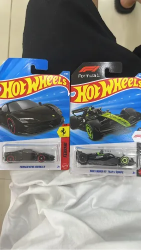 *Carrinho hot wheels Ferrari SF90 STRADALE e KICK SAUBER F1 TEAM/ÉQUIPE*