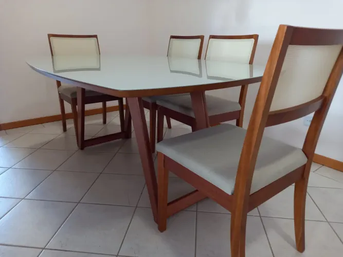 Mesa de jantar na madeira resistente