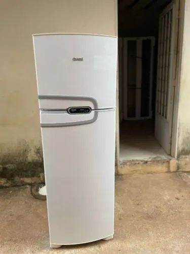 Geladeira Consul branca 275 litros bastante conservada