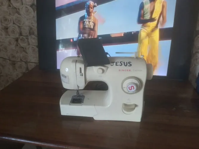 Máquina de costura SINGER FASHION. Ideal para costuras residenciais e caseira