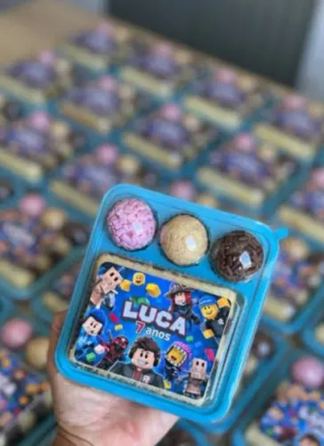 Fatia de bolo com 3 brigadeiro