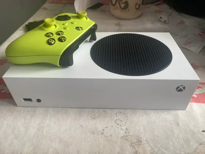 Xbox Series S Branco com um controle