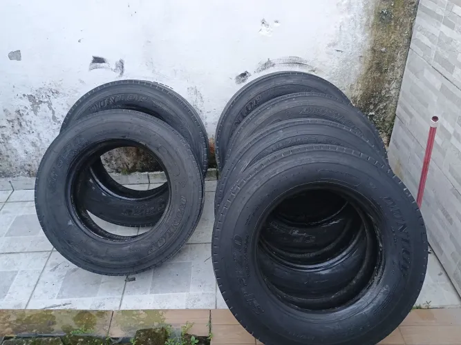 Vendo 3 pneu pra caminhão 3/4 215/75/17,5 Dunlop estão muito bom, roda bastante