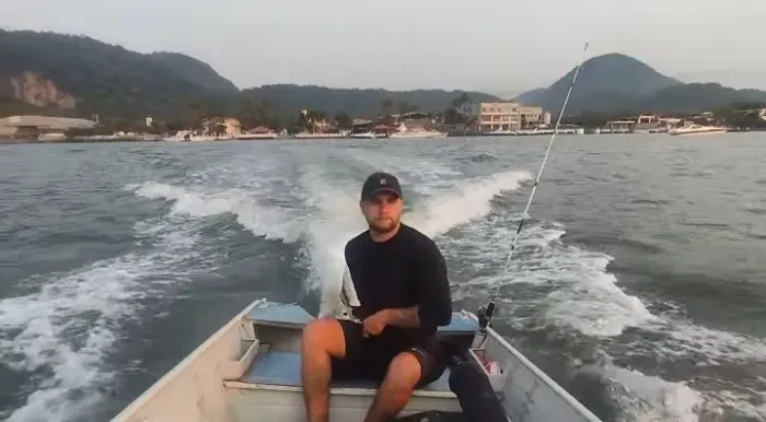 Barco de alumínio 4,50m com motor Johnson 15 Hp 