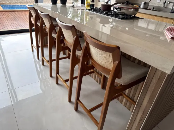 Banquetas para ilha em madeira e linho
