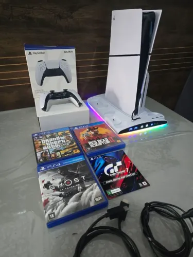 PS5 SLIM 1 TERA C/LEITOR + BASE RESFRIAMENTO E CARREGADOR + CONTROLE + 30 JOGOS + CABOS