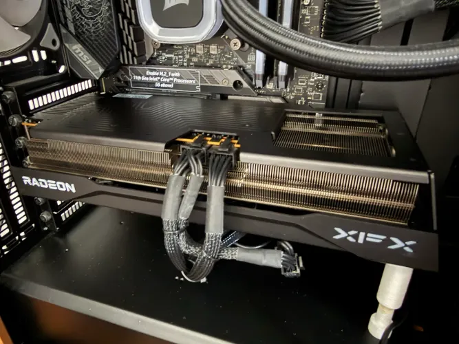 Placa de vídeo XFX Swift AMD Radeon RX 9070 16GB NOVA, na caixa
