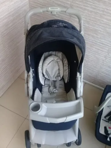 Carrinho de bebê que vira Moisés (inclina para deitar)- Cor Preta com Bege
