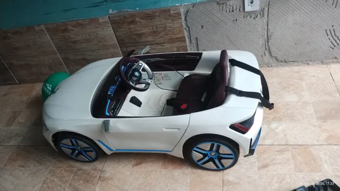 Carro elétrico super novo com poucas marcas de uso...