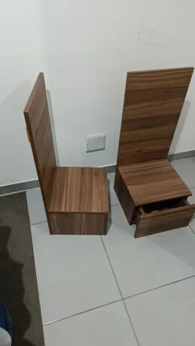 Duas mesinhas de cabeceira de cama