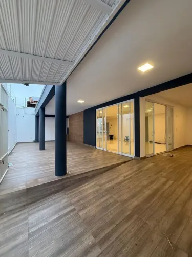 Casa Reformada c/ Renda | 4 Suítes + Apto Independente | Frente Praça | Cohaserma
