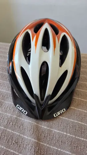 Capacete de ciclismo Giro Athlon na cor laranja e preta