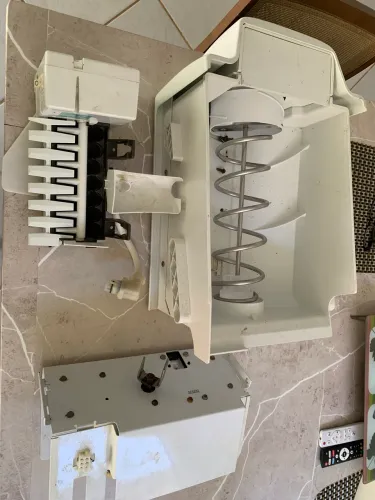 Máquina de fazer gelo. Ice maker
